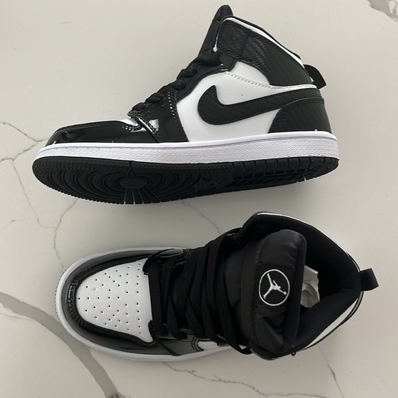 Nike Jordans 1 mid black and white patent leather - Picture 3 of 5